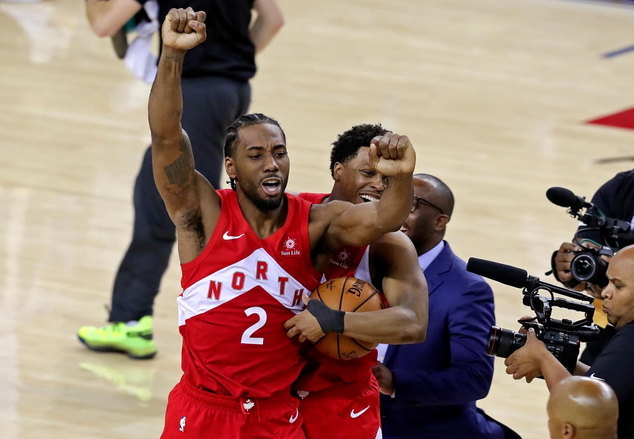 Los Toronto Raptors fueron, por récord, el segundo mejor equipo de la NBA y tras una exitosa, larga y desgastante Postemporada, lograron imponerse a los Golden State Warriors, el amplio favorito para refrendar su título. Dada la gran hazaña que acaban de conseguir los canadienses, así fue como festejaron en la casa del equipo más dominante de la NBA en los últimos cinco años.