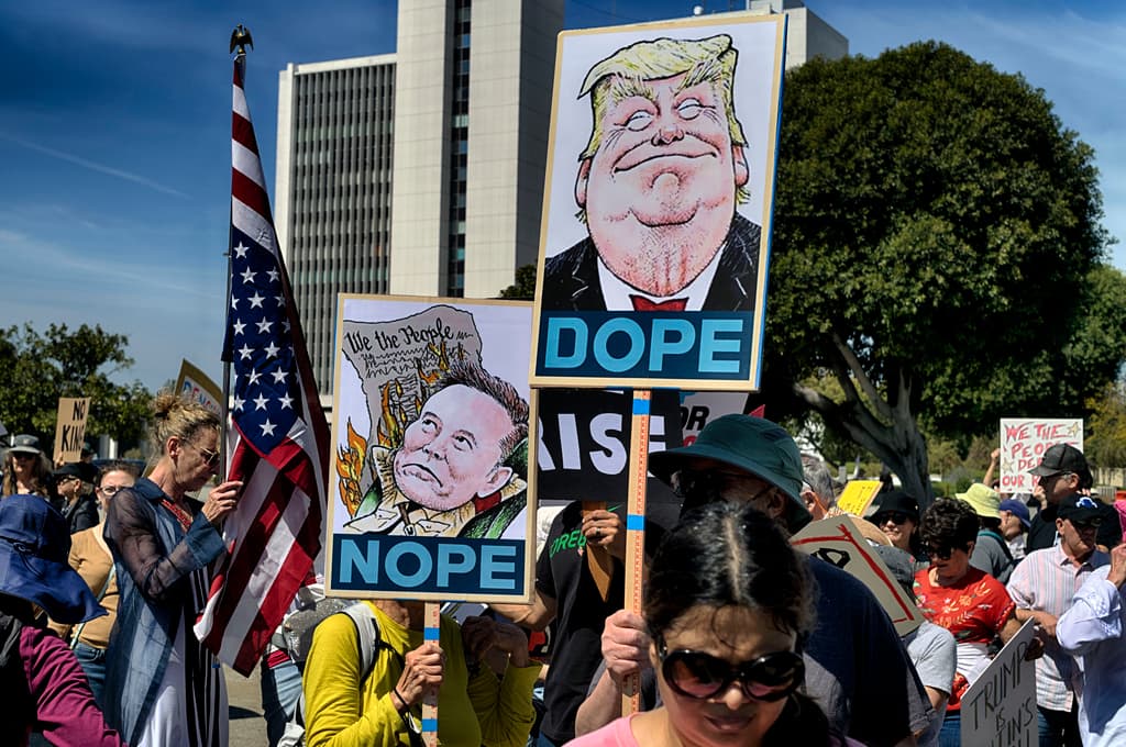 Con caricaturas, manifestantes frente al edificio federal Wilshire, al oeste de Los Ángeles, expresaron lo que piensan tanto de Donald Trump como de Elon Musk, a quienes condenan por los recortes de empleos y servicios en agencias federales, como 
<b><a href="https://www.univision.com/noticias/politica/departamento-de-educacion-funciones-eliminacion-1" target="_blank">el Departamento de Educación</a></b> y la Administración de Veteranos, entre algunas que mencionaron.