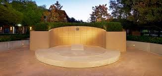 Las tenencias incluyen 50 millones de páginas de documentos presidenciales, en torno a 1.6 millones de fotografías, medio millón de pies de películas, y más de diez de millones de cintas de audio y video.