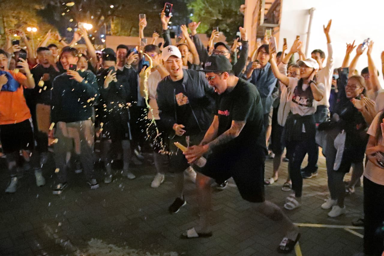 Votantes prodemocracia celebran la aparente victoria de los suyos en las calles de Hong Kong. Los resultados parciales sugieren que los candidatos favorables a la apertura democrática obtendrán una mayoría holgada en los 18 consejos de distrito, hasta ahora dominados por concejales partidarios del Ejecutivo pro-Pekín.