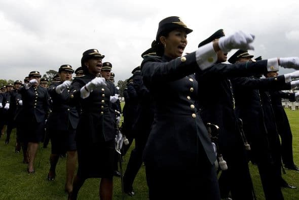 Además en el 71 aniversario de la Escuela de Cadetes de Policía se graduaron oficiales.
