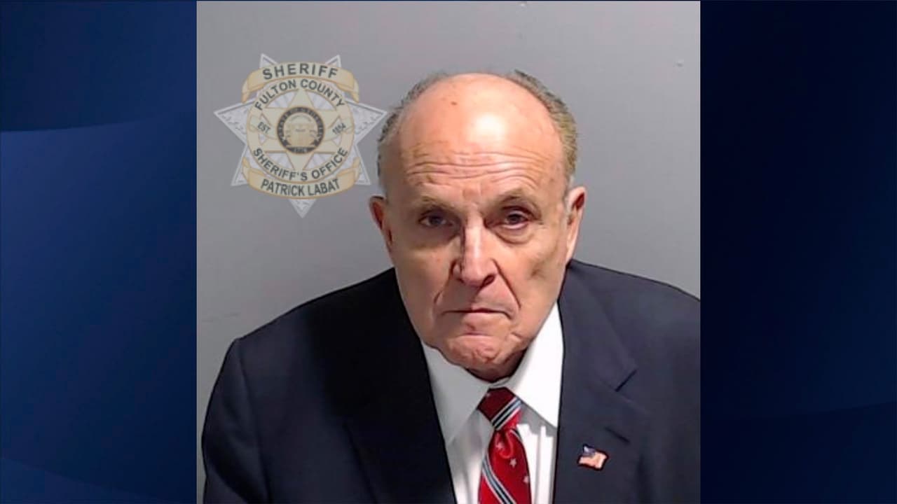 En 2023, Giuliani 
<b>perdió una demanda por difamación en Georgia</b> tras acusar falsamente a trabajadores electorales de fraude. Fue condenado a pagar 148 millones de dólares, lo que lo llevó a intentar declararse en quiebra.