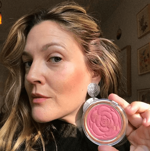 En 2007 la actriz Drew Barrymore colaboró como imagen y cocreadora de la marca cosmética Cover Girl, pero en 2013 decidió incursionar en el negocio de los cosméticos por su propia cuenta.