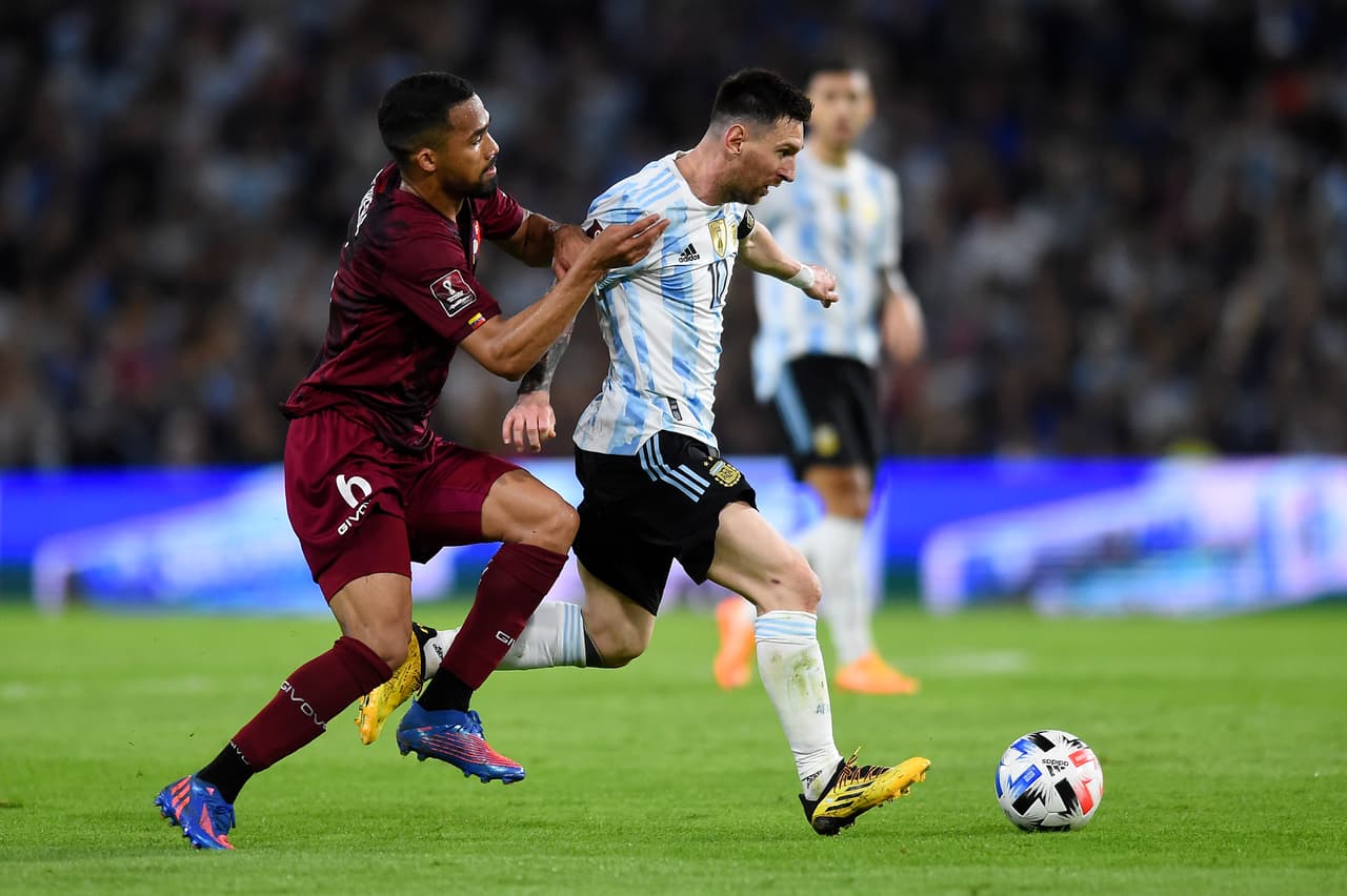 Lio Messi arrancó de titular y fue pieza fundamental para impulsar el ataque de la Albiceleste. El 10 no podía irse sin anotar y lo logró hasta el 82' con la suerte que acompaña a los grandes para concretar la goleada.