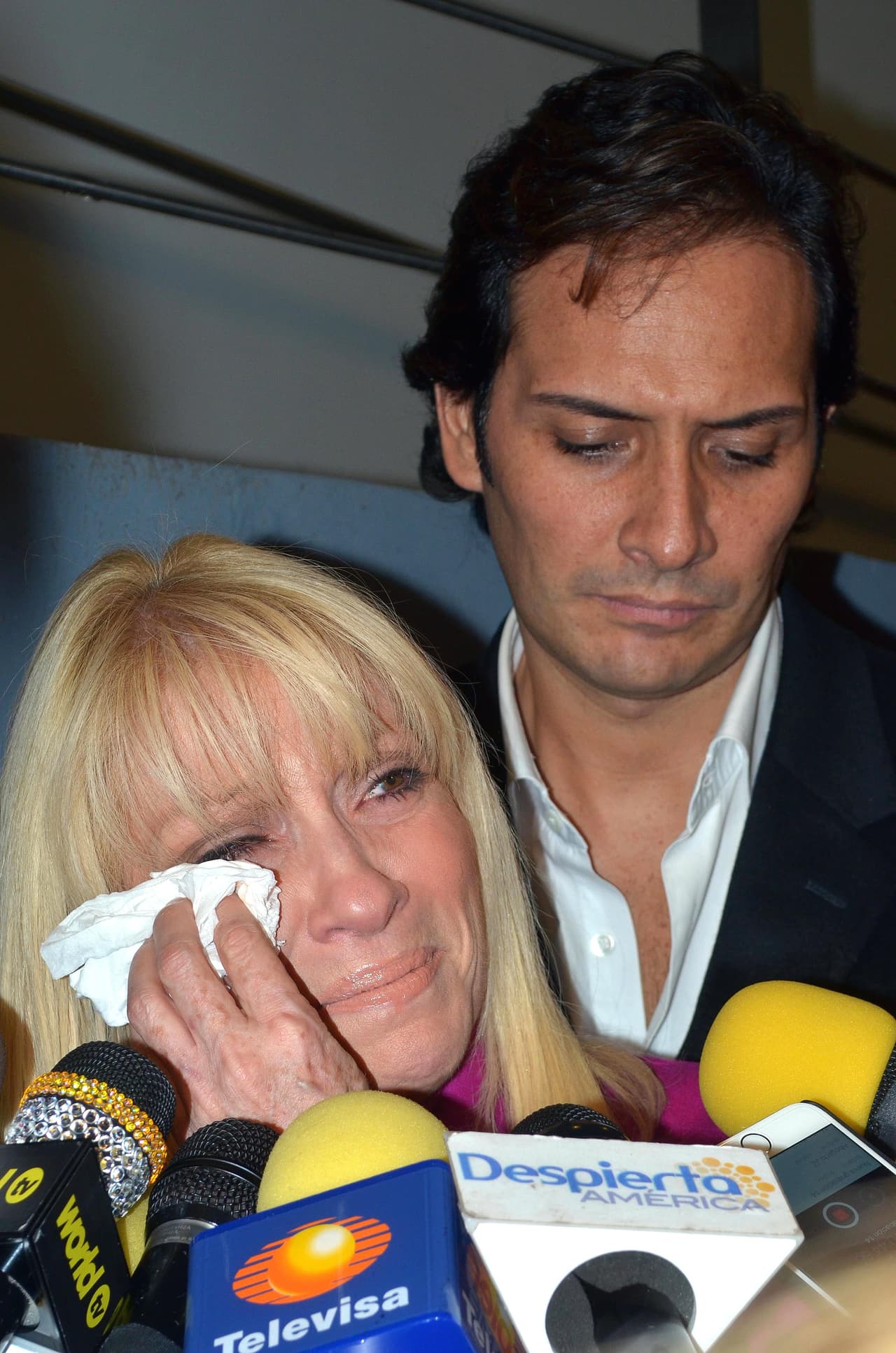 Su esposo Rodrigo no se despegó de ella ni un momento.