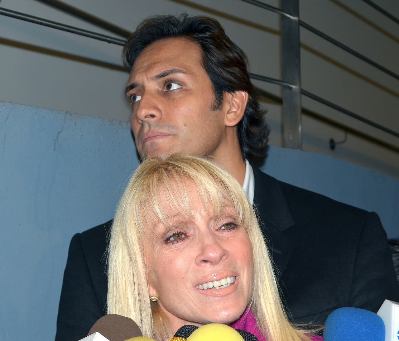 En la funeraria de la Ciudad de México donde velaron los restos de su mamá, Yuri atendió a los medios y con la voz entre cortada les dijo que ella le había enseñado a ser mujer, que fue su mejor 'caoch'.