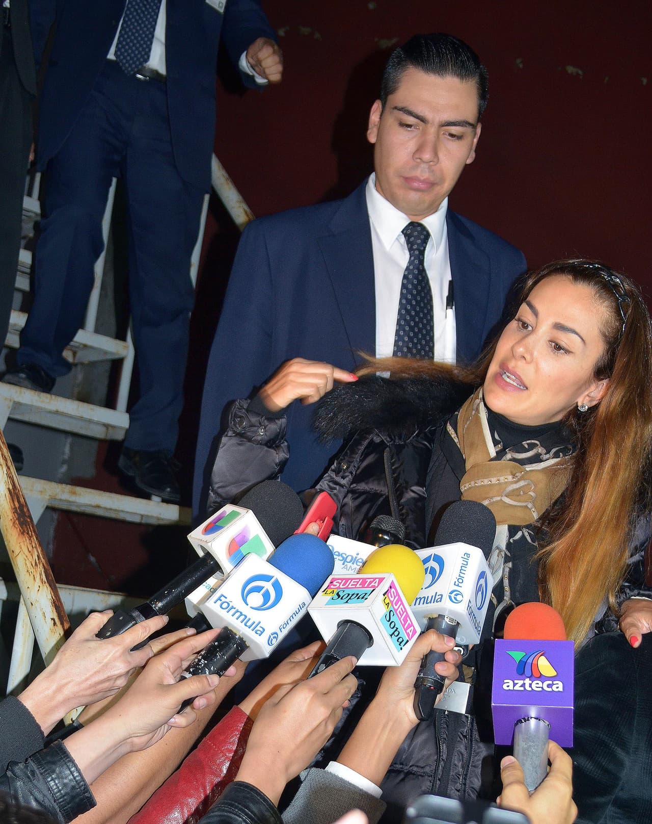 A la funeraria también llegaron grandes amigos suyos para apoyarla. Ninel Conde se dejó ver muy solidaria con su amiga.