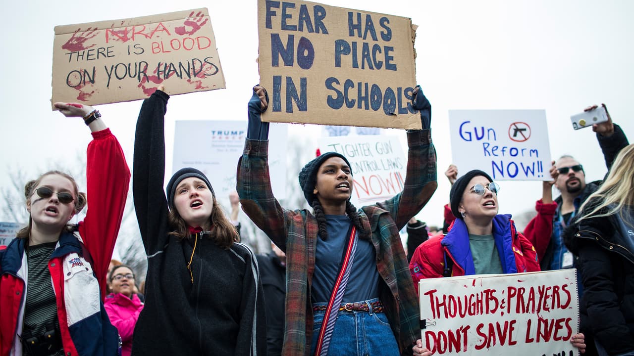 Decenas de estudiantes protestan frente a la Casa Blanca para pedir mayor control de armas