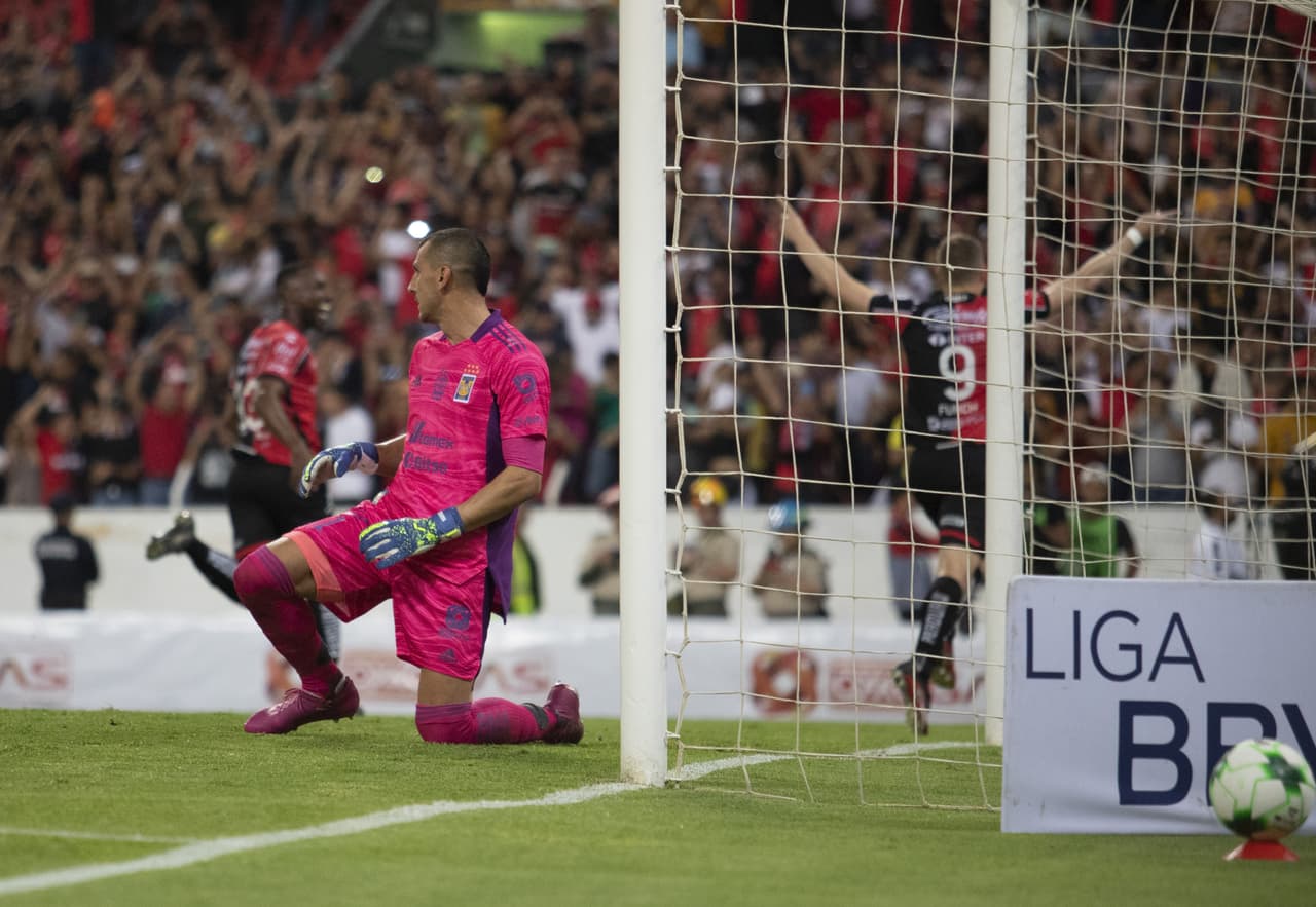 Atlas hizo valer su condición de local en el Estadio Jalisco y lleva ventaja para la vuelta de la Semifinal ante Tigres en el Universitario.