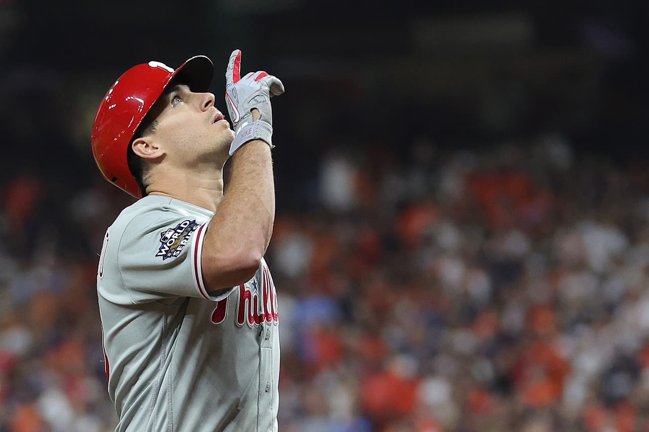 <b>Realmuto </b>se recuperó de nuevo en la 10ma, conectando un jonrón al jardín derecho para poner a los Phillies arriba por uno. Filadelfia aguantó después de un doble de
<b> Alex Bregman</b> en el décimo y se llevó un Juego 1 que parecía haber terminado temprano.