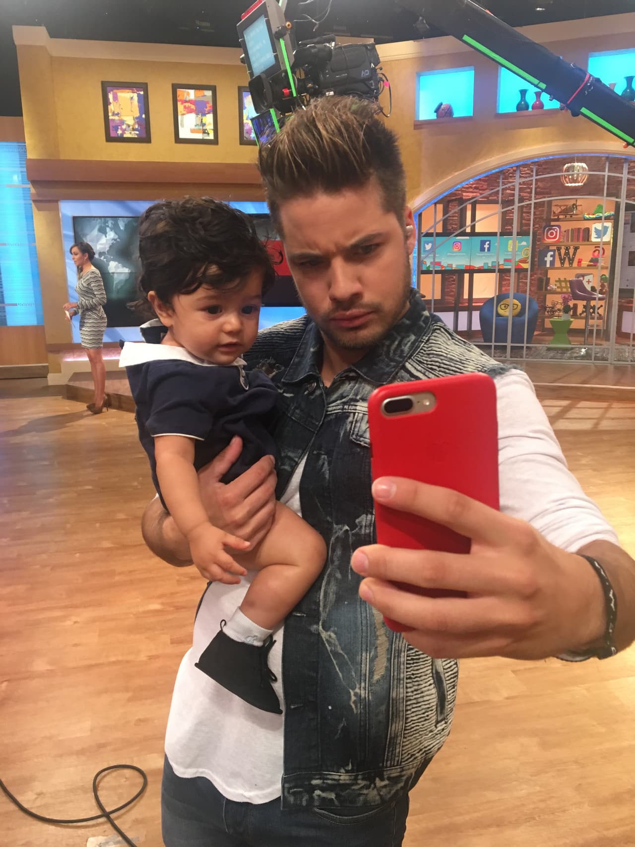 Con la asesoría del tío William, seguro que el pequeño Joshua será un experto en el arte de la selfie.