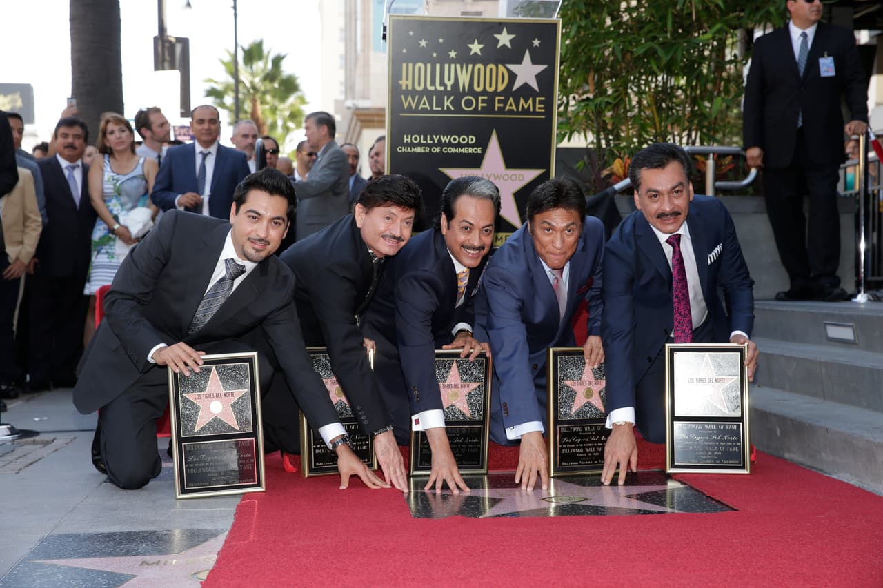 La colombiana Shakira y la superestrella puertorriqueña-estadounidense Jennifer López también harán historia durante el espectáculo de medio tiempo de este año. Esta será la primera vez en los 54 años de historia del Super Bowl que dos latinas encabezarán el espectáculo.
<br>