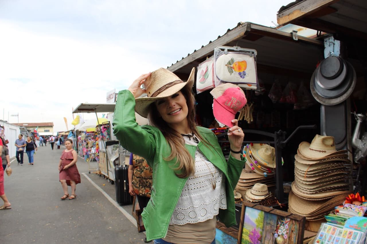 María Esther estaba en busca de un sombrero para el verano y creemos que lo encontró.
<br>