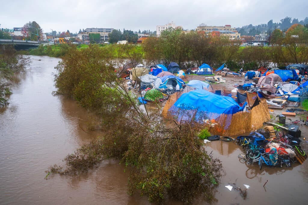 El río San Lorenzo, crecido por las fuertes lluvias, inundó parte de un campamento de personas sin hogar en el parque Riverwalk en Santa Cruz, California, el lunes 13 de diciembre de 2021.