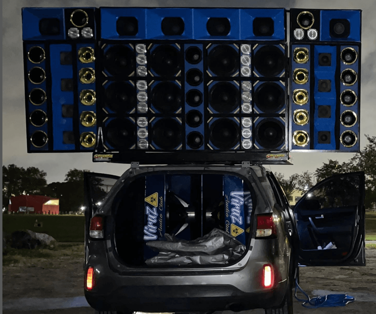 “Nuestro hobbie no es barato, pero vale la pena porque lo hacemos para sentirnos bien. Y para que otros disfruten con nosotros, porque la música alegra la vida”.