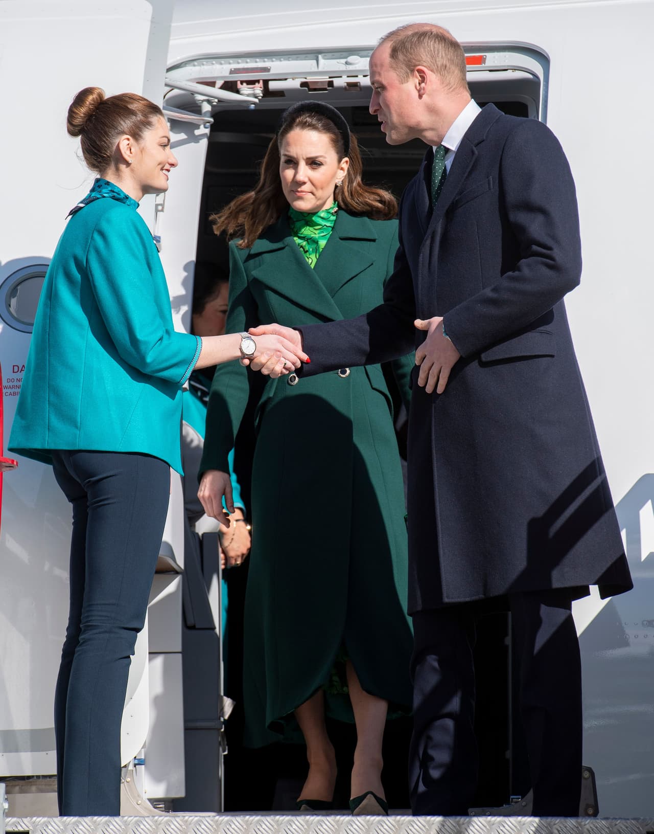 El abrigo lleva la firma de Catherine Walker, la diseñadora favorita de Lady Di, según publica la revista 
<a href="https://www.hellomagazine.com/fashion/royal-style/2020030385635/kate-middleton-begins-royal-tour-ireland-green-alessandra-rich-dress/" target="_blank">¡Hola!</a> en su versión británica.