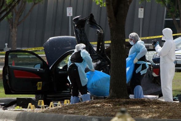 Las autoridades detallaron que un vehículo de color obscuro se acerco al área, y dos sujetos armados con rifles se bajaron y dispararon en contra de dos policías que estaban bloqueando la entrada al evento, hiriendo a uno de ellos en la pierna. Ese oficial ya fue dado de alta.