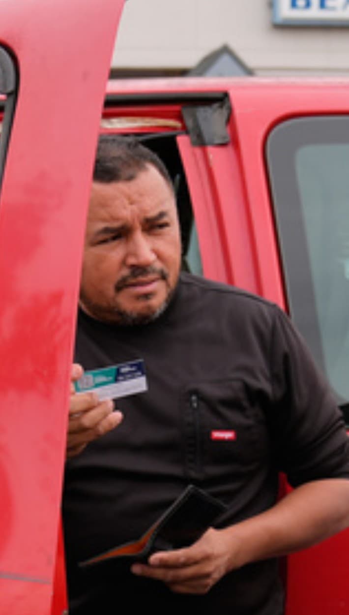 <b>Willy Aceituno</b> manejaba este 
<b>sábado 15 de noviembre</b> a comprar un desayuno, cuando agentes de la 
<b>Patrulla Fronteriza</b> lo detuvieron por primera vez. Dice que le hicieron varias preguntas y, como vio a varios hispanos alrededor, trató "de 
<b>retenerlos como por 20 minutos</b>", en lo que "las personas podían irse".
<br>
<br>¿Cómo los retuvo? Se refiere a que aún teniendo los documentos que le pedían y las respuestas a las preguntas, 
<b>tardó en entregarles la documentación</b> y le permitieron seguir. O eso pensaba él.
<br>
<br>"Dos minutos después", cuando se disponía a partir, lo volvieron a detener, pero en esta ocasión le ordenaron bajar de su camioneta roja 
<b>Ford F150</b>.
<br>
<br>El 
<b>ciudadano estadounidense</b>, de origen 
<b>hondureño</b>, se negó a salir del vehículo sin saber por qué lo detenían, durante 
<b><a href="https://www.univision.com/local/north-carolina-wuvc/dhs-operativo-charlotte-gregory-bovino-cbp-patrulla-fronteriza-carolina-del-norte" target="_blank">el operativo migratorio que comenzó durante el fin de semana, en Charlotte, Carolina del Norte.</a></b>