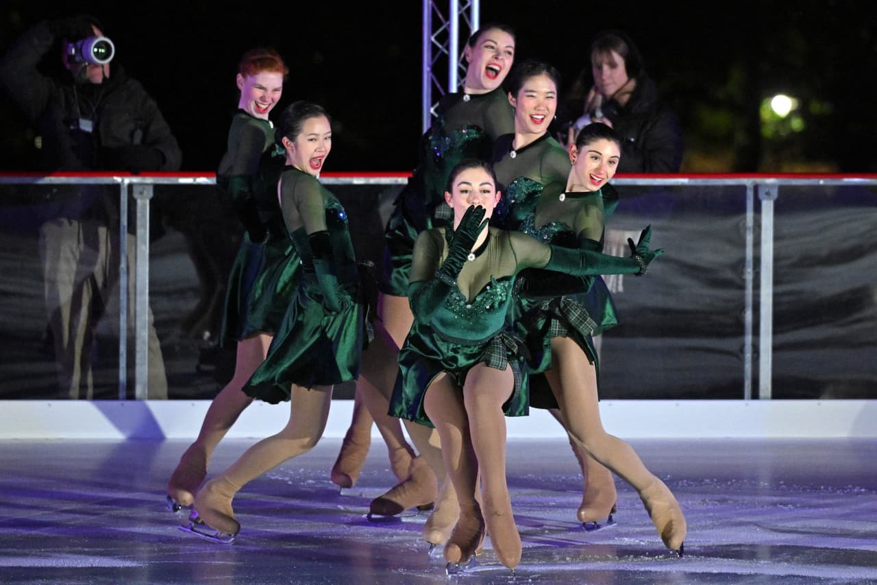 Tiene medidas de 50 por 70 pies, o 15.2 por 21.3 metros.