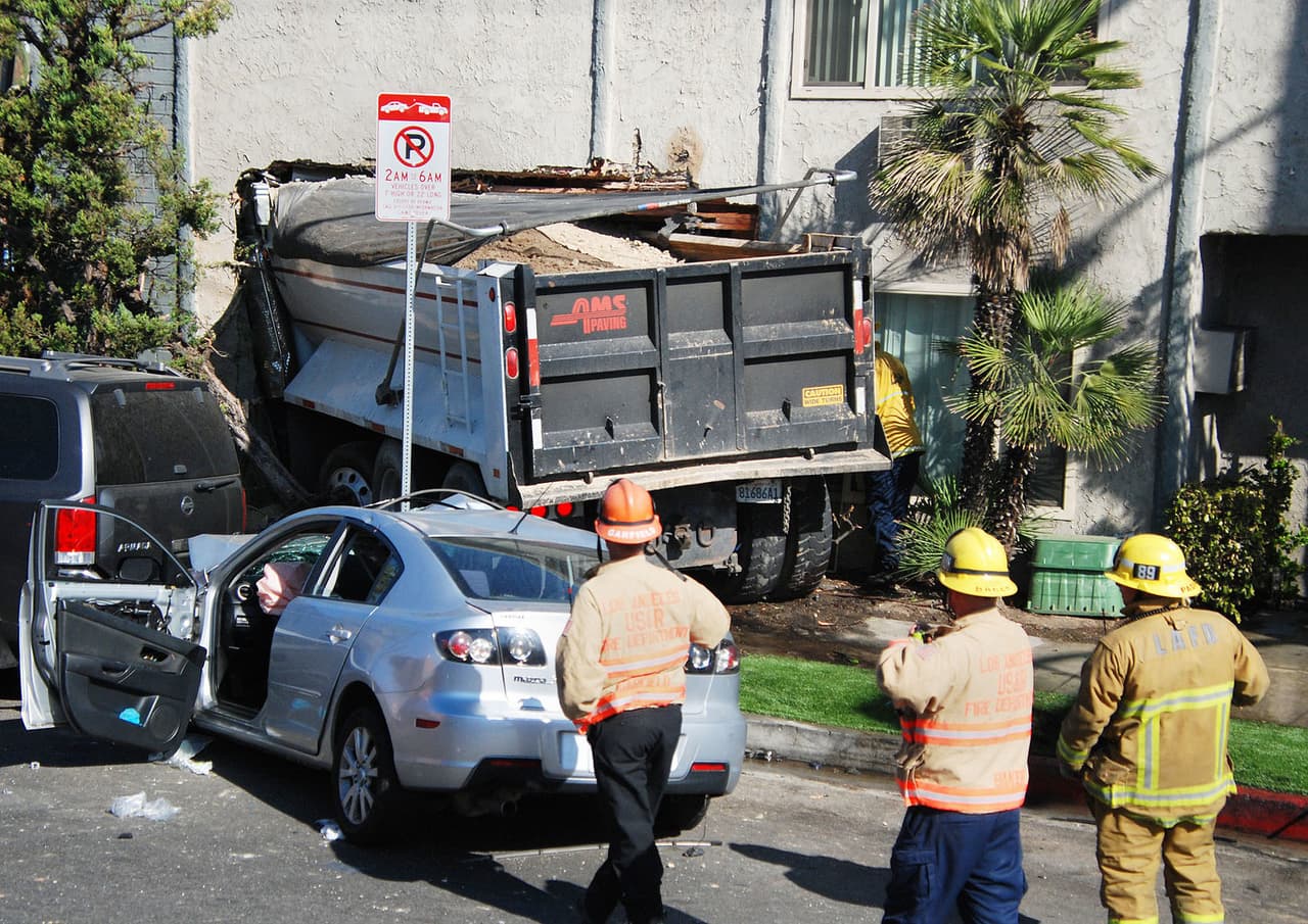 8 de agosto: Dos personas fueron hospitalizadas, una en estado grave, luego de que una colisión de tráfico de dos vehículos enviara un camión grande y cargado hacia un apartamento en la esquina este de Laurel Canyon Boulevard y Branford Street en Pacoima.