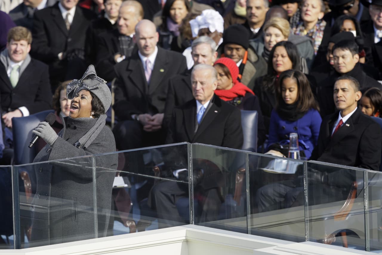 En esta imagen se le observa a Aretha cantar durante la ceremonia de toma de posesión de Barack Obama en enero de 2009.