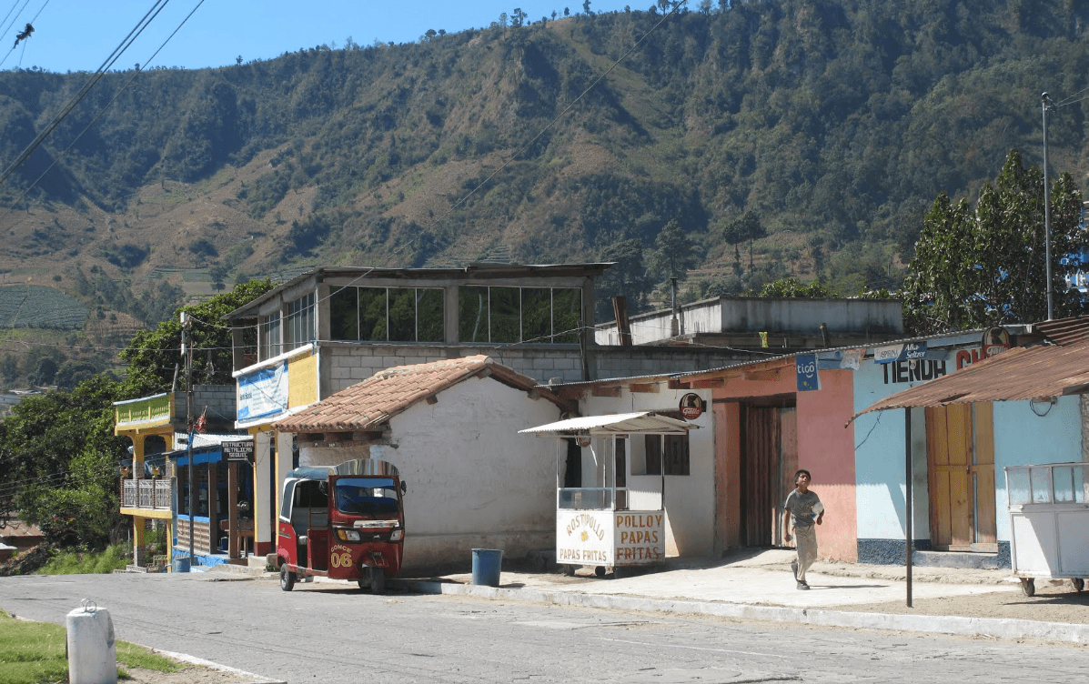 Turba en Guatemala lincha y quema a un alcalde