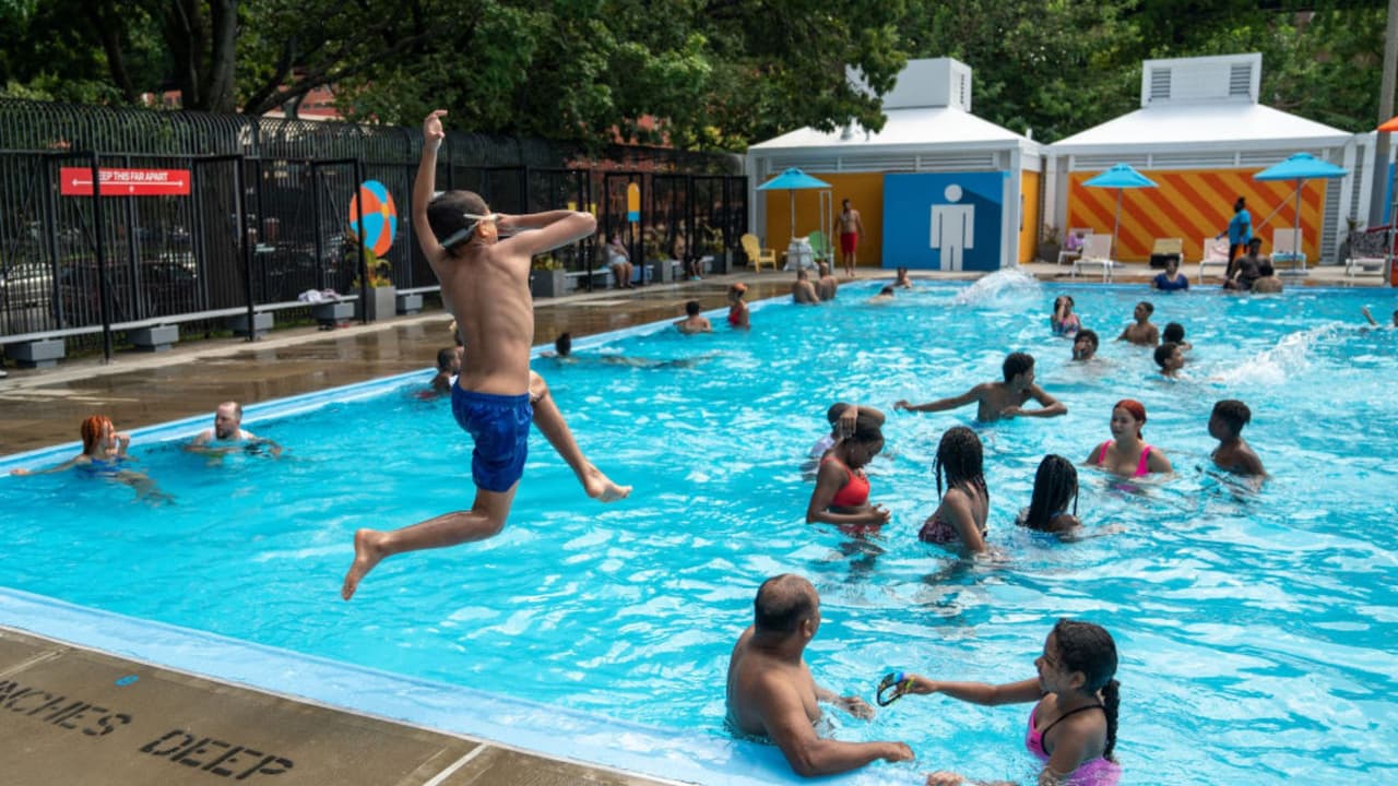 Las albercas tendrán un horario de 11:00 am a 3:00 pm y de 4:00 pm a 7:00 pm. Además, contarán con dispensadores de protectores solares, atracciones para niñas, así como lugares para sombra.