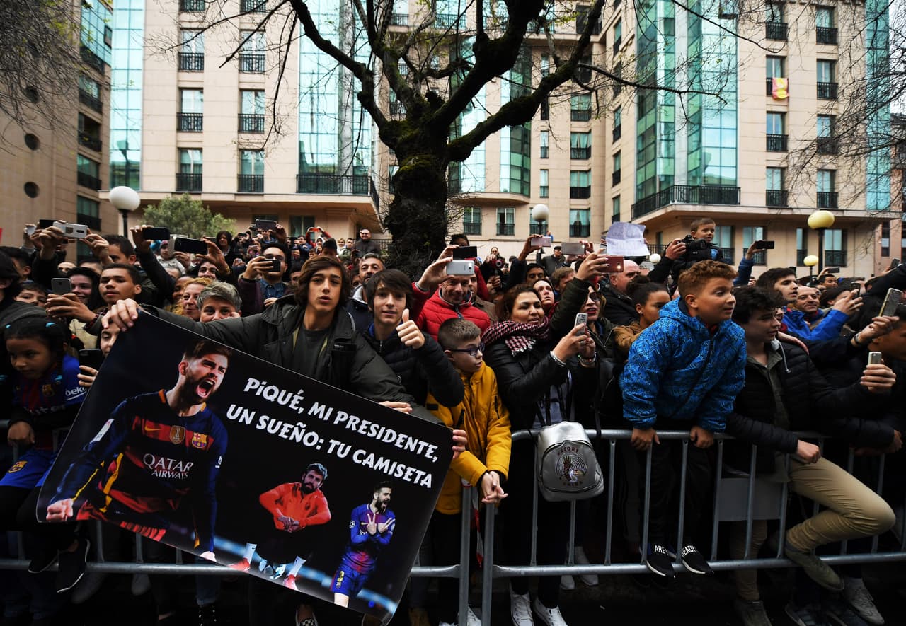 Los aficionados gallegos y catalanes –que se viajaron hasta A Coruña– esperaban ansiosos la llegada del F.C. Barcelona a Riazor.