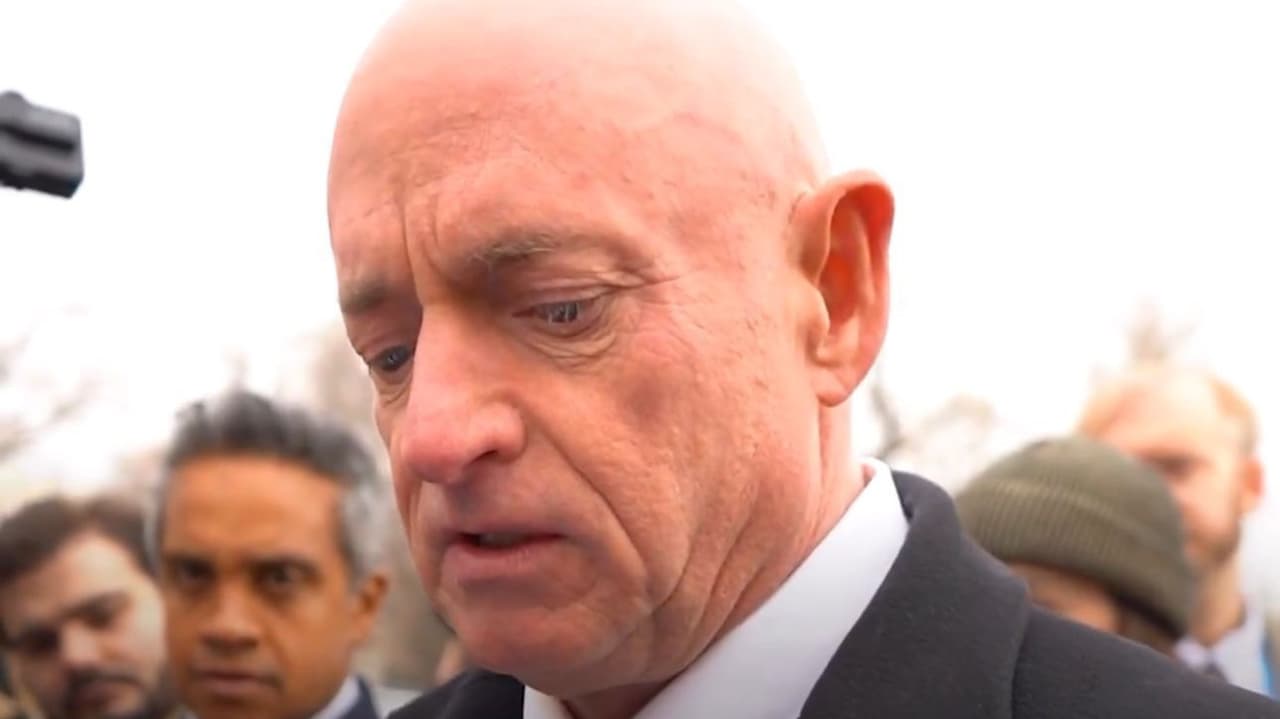 "Creen que no tengo derecho a criticarlos": El senador Mark Kelly responde a carta de Pete Hegseth