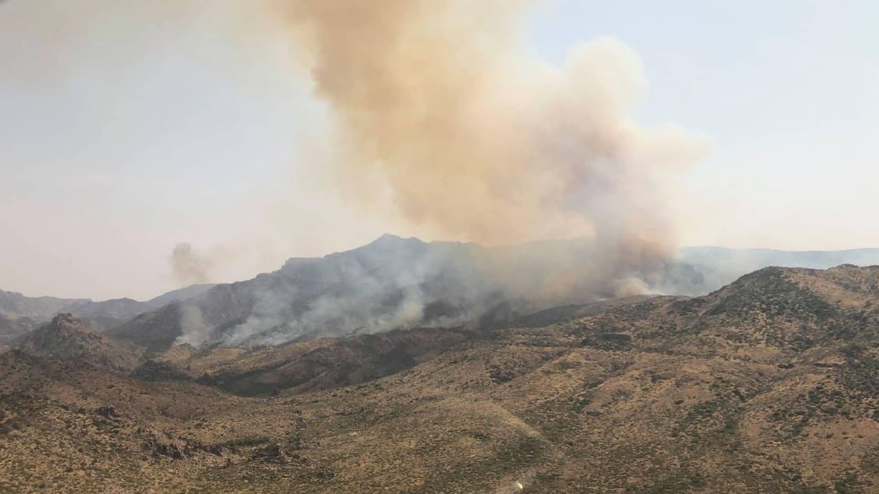 Bajo una advertencia de calor excesiva es como bomberos luchan contra el incendio Superstition al norte de Gold Canyon. 
<a href="https://inciweb.nwcg.gov/incident/7046/" target="_blank">Hasta este jueves las llamas han quemado 4,833 acres de terreno</a>. 
<br>