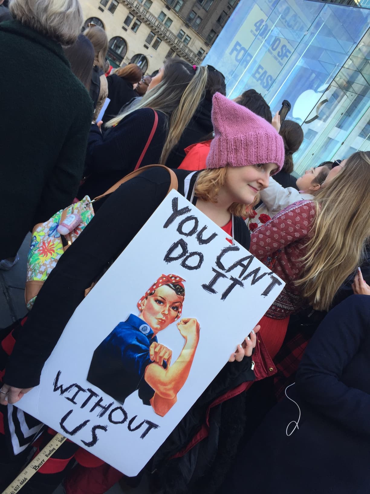 A través de la reproducción de una de las imágenes icónicas de las mujeres trabajadoras, esta pancarta es ejemplo de los mensajes de solidaridad que se expresaron en consignas y en pancartas.