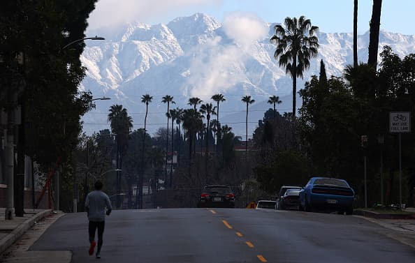 En zonas como Van Nuys, Hawthorne, West Los Ángeles, Costa Mesa se reportaron nevadas este miércoles, asombrando a residentes. Sin embargo, la meteoróloga de
<i>Univision Los Ángeles</i>, Yara Lasanta, explicó que el fenómeno está relacionado con agua de lluvia a punto de congelación.