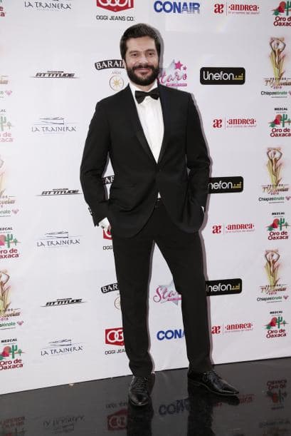 Marcelo Córdoba apostó por un clásico smoking negro para conquistar la alfombra.