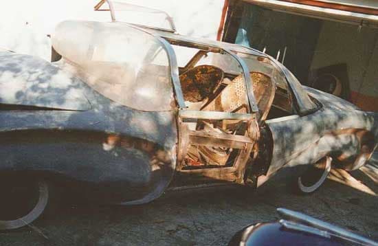 Los paneles de fibra de vidrio y resina prácticamente se habían derretido luego de décadas de exposición al sol.