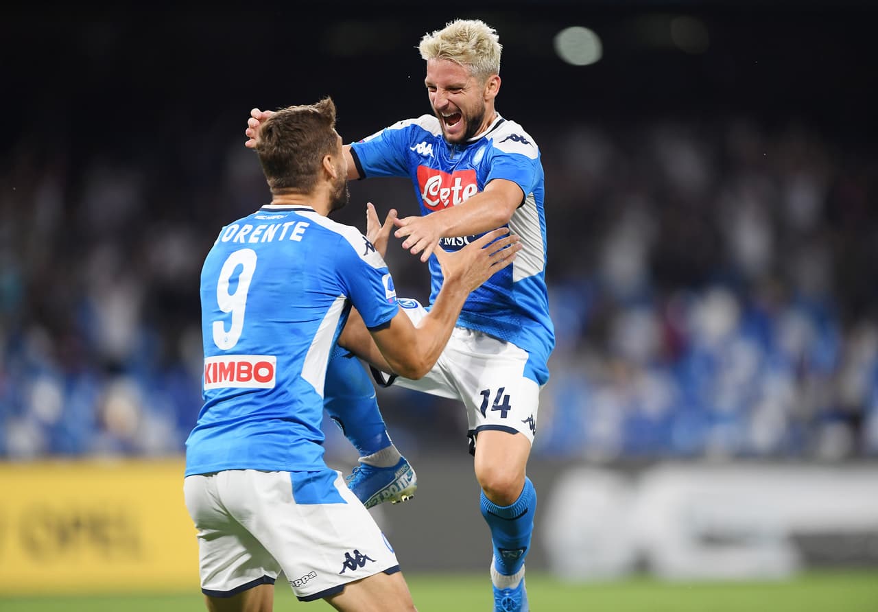 Cayó el segundo gol de Napoli y luego de revisar la jugada por un posible fuera de juego, lo ratifican. Mertens marca su segundo gol del encuentro.