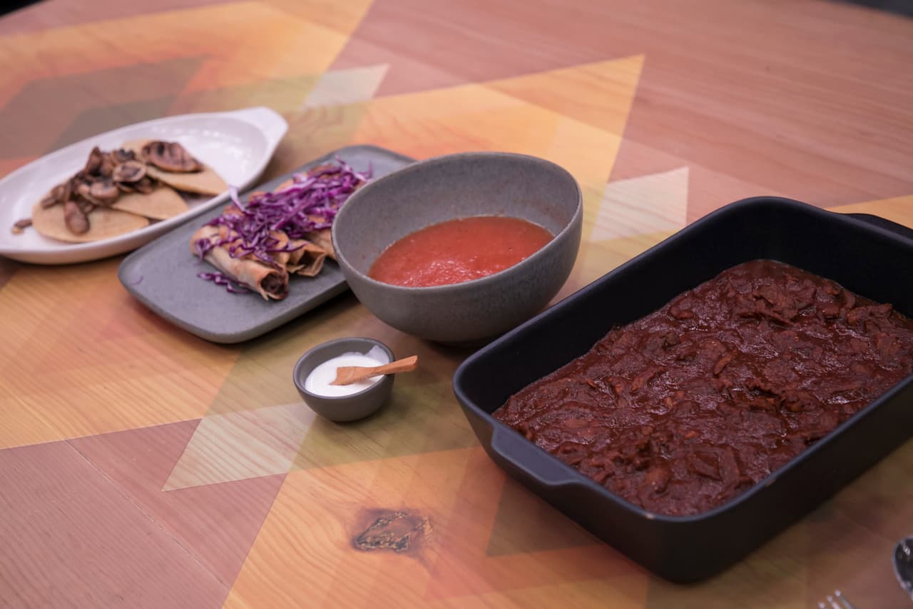 La familia Merino optó por un menú basado en carne con chile, taquitos dorados de frijoles y quesadillas de champiñones como menú. La mejor calificación fue para la carne con chile y los tacos de frijoles. "Fue algo muy significativo este reto por los platillos, porque realmente nos acordamos de la familia", dijo Viridiana.