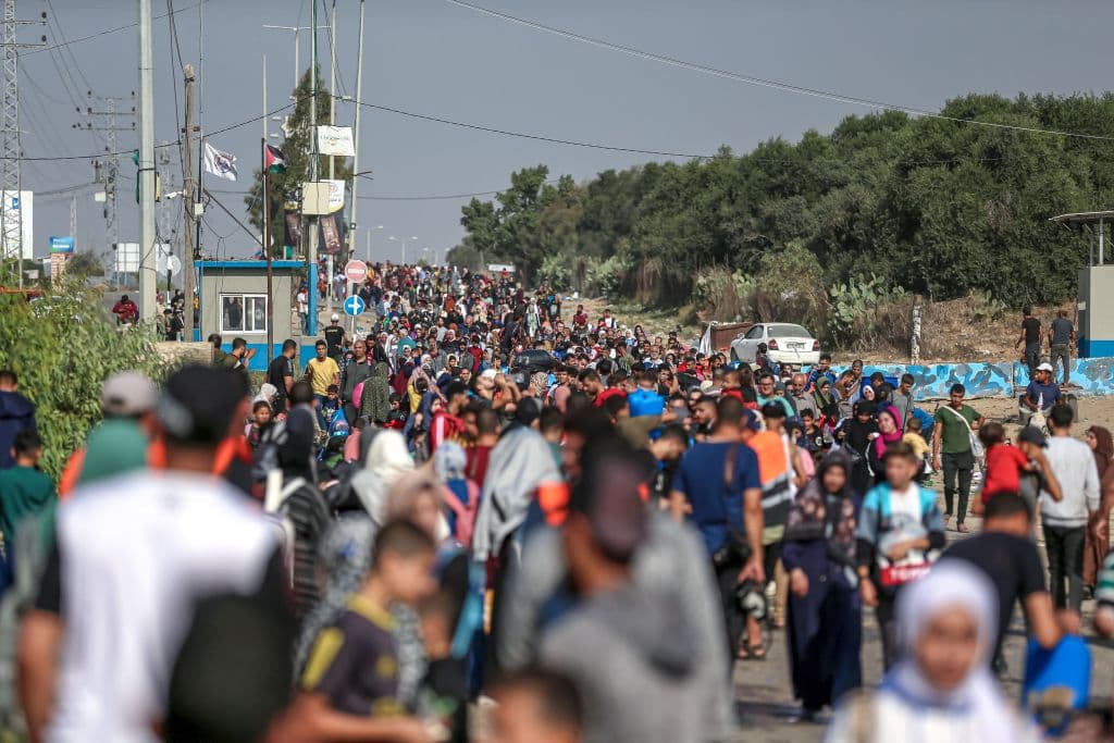 La historia detrás de estas fotos: miles dejan sus hogares y huyen de las bombas de Israel en Gaza