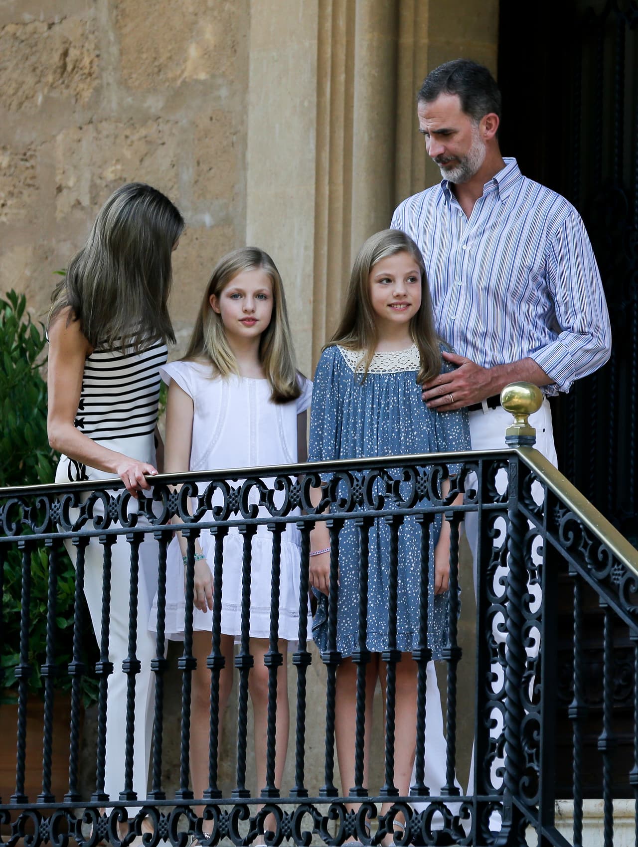 Las dos hijas de los monarcas asisiteron a la sesión con vaporosos vestidos de algodón de colores coordinados con los atuendos de sus padres.