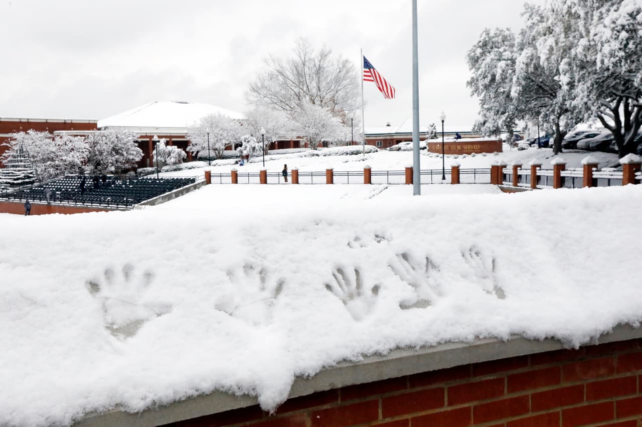 <b>Jackson, Mississippi.</b> Estudiantes de la Universidad de Belhaven dejaron 'grabadas' sus manos en la nieve que rodea el estadio de fútbol americano de Belhaven Bowl en el sureño estado de Mississippi.