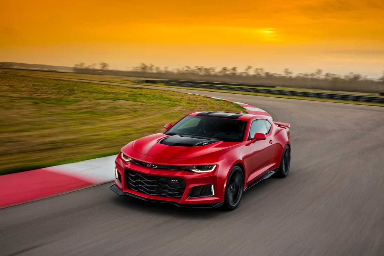El Chevrolet Camaro ZL1 2017 cuenta con un capó exclusivo con inserto de fibra de carbono y extractor de aire caliente