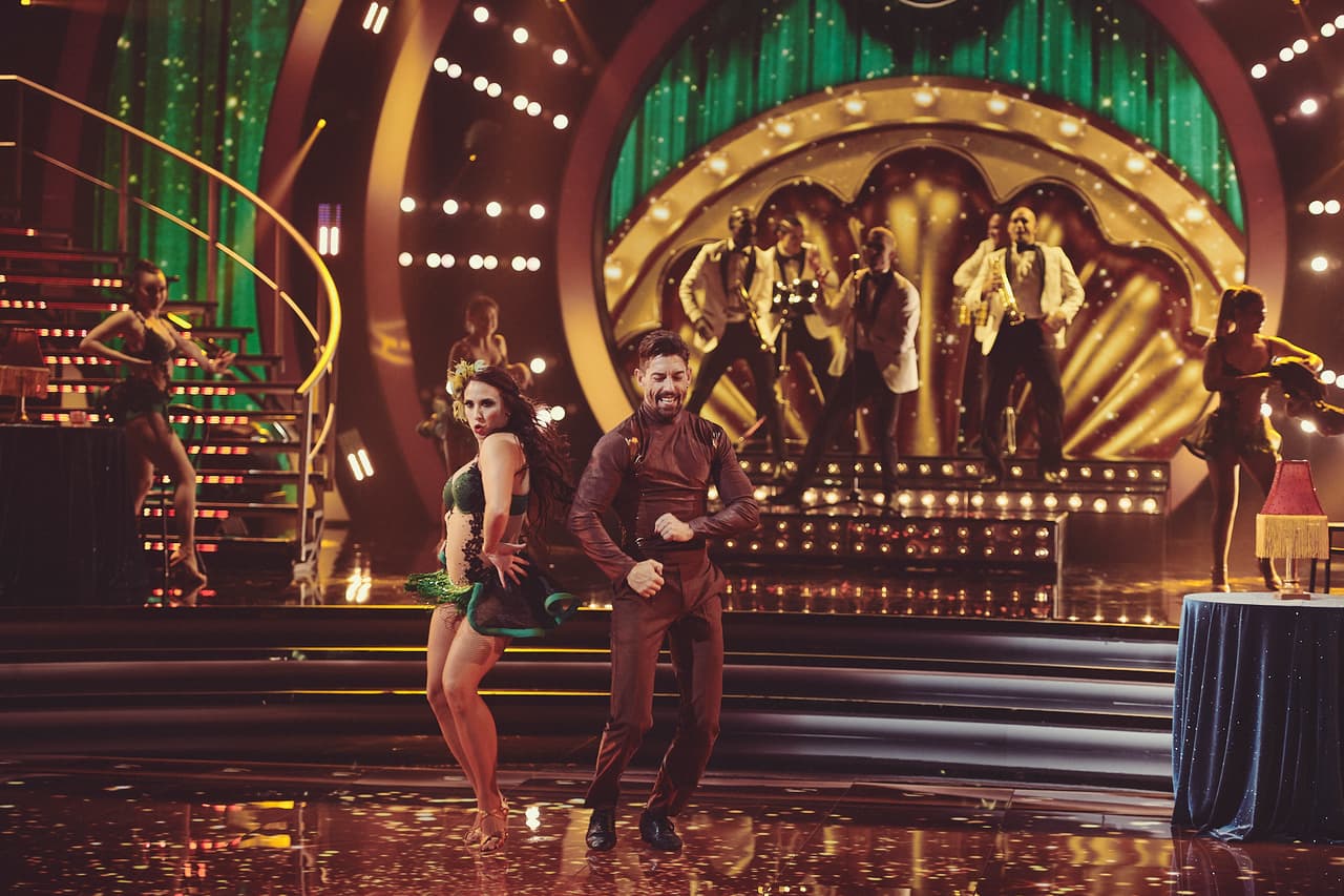 <h2 class="cms-H2-H2">Tercera Gala: Adrián Lastra</h2>
<br>
<br>El español bailó un mambo, basado en la coreografía de la serie Senda Prohibida de ViX.