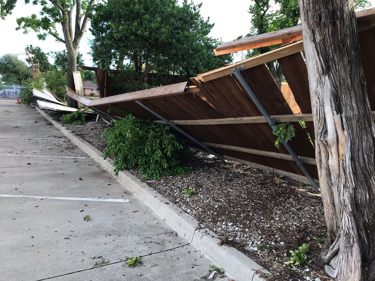 <b>“Nuestros socorristas han estado evaluando los daños causados por el clima severo de hoy”, </b>dijo el alcalde de Dallas, 
<a href="https://twitter.com/Johnson4Dallas/status/1394087812454969346" target="_blank">Eric Johnson, en su cuenta de Twitter.</a>
<br>