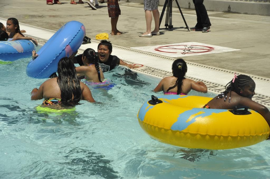 <b>109TH STREET POOL: </b>
<br>Ten en cuenta que esta piscina tiene reglas de vestimenta y que los menores de 7 años no podrán entrar si no están acompañados por un adulto que los vigile todo el tiempo.
<br>Además, los menores de 4 años deben usar un pañal de natación para poder entrar al agua con un adulto.
<br>Dirección:1500 E. 109th St., Los Angeles, CA 90059
<br>Teléfono: (323) 249-0873
<br>Área de Servicio al Vecindario: Sur Los Ángeles
<br>Registro: puedes registrarte visitando el portal www.laparks.org/aquatic/summer/109th-street-pool
<br>
<a href="https://www.google.com/maps/place/1500+E+109th+St,+Los+Angeles,+CA+90059/@33.9360743,-118.2491447,17z/data=!3m1!4b1!4m5!3m4!1s0x80c2cbd3ada140d5:0xebe0fb11866fed3b!8m2!3d33.9360743!4d-118.2491447">Cómo llegar</a>
<br>