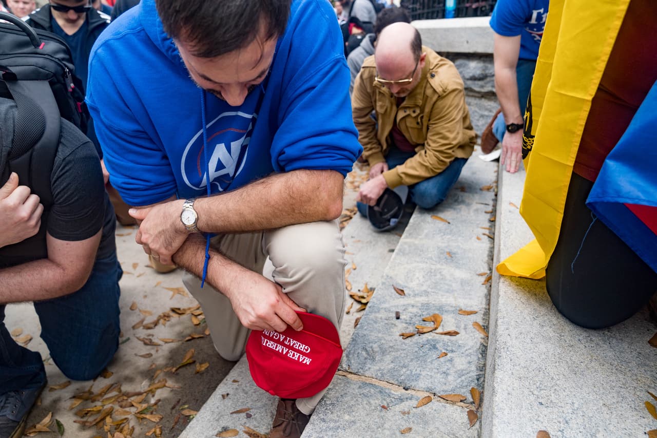 Un grupo de seguidores del presidente Donald Trump oran este sábado 7 de noviembre, luego que se dio a conocer que Joe Biden obtuvo la mayoría de votos en Pennsylvania.