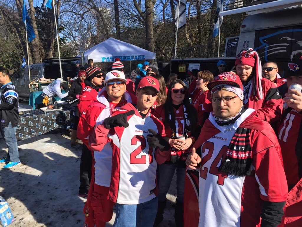 A pesar de las condiciones del clima, los fans de los Cardenales llegaron a Carolina del Norte para apoyar a su equipo.