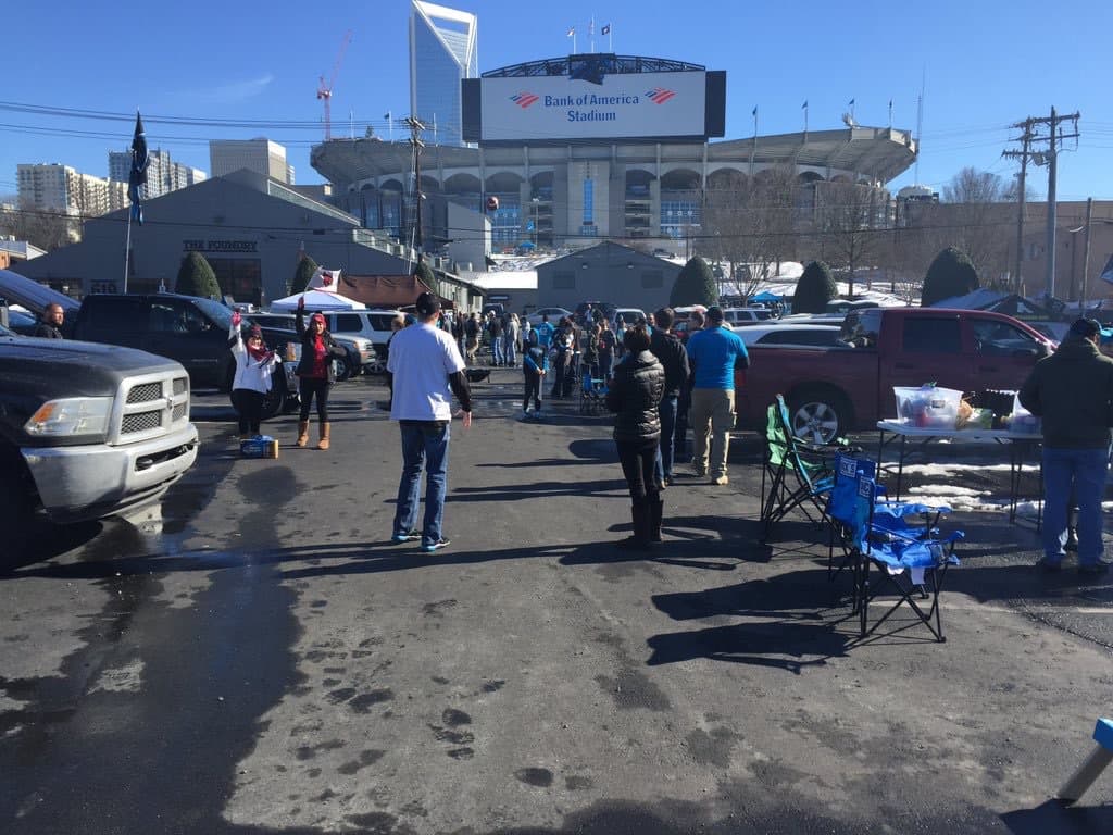 A pesar de las condiciones del clima, los fans de los Cardenales llegaron a Carolina del Norte para apoyar a su equipo.