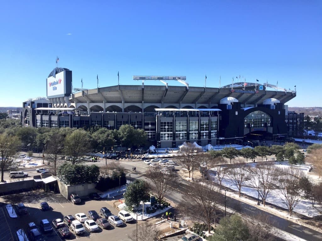 A pesar de las condiciones del clima, los fans de los Cardenales llegaron a Carolina del Norte para apoyar a su equipo.