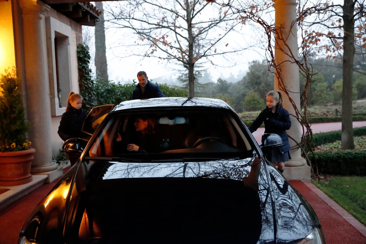 A pesar de la seguridad que protege a la familia real, ellos tratan de mantener una apariencia de normalidad. Las niñas y la reina se suben en el carro que les llevará a la escuela.