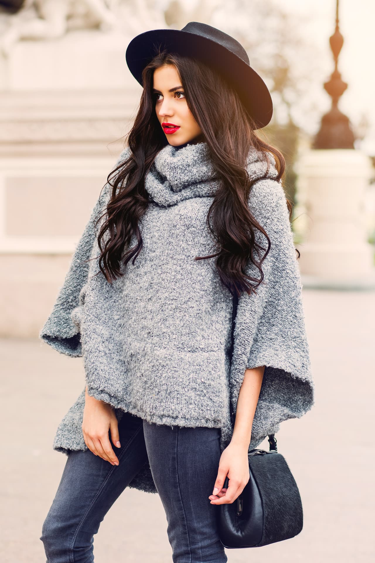 Si optas por un look más casual, anímate a combinar el gris con tus jeans favoritos.