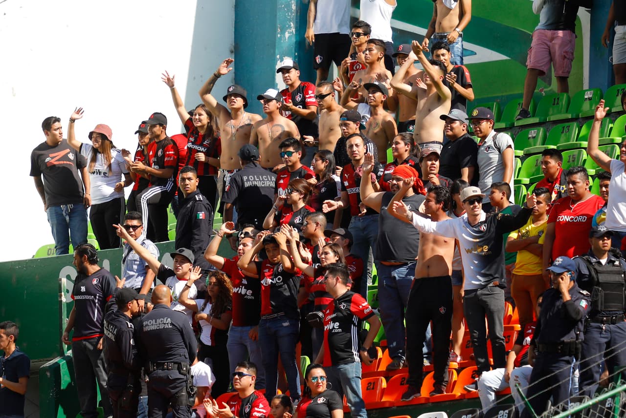 La afición del Atlas presente en el Estadio León celebró un gol más de su equipo, obra de Osvaldo Martínez al 68' de tiro penal, era el 3-2 en el marcador.